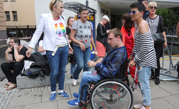 Uczestnicy protestu opiekunów osób niepełnosprawnych z zakazem wejścia na teren Sejmu. Do 2020 roku