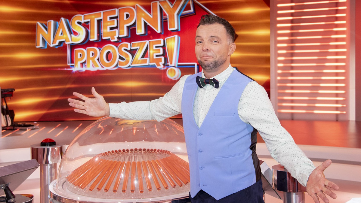 "Następny proszę" łączy standardowy teleturniej z elementami rozrywkowego show. Od zadawania pytań jest tu Marcin Wójcik z kabaretu Ani Mru-Mru, od skeczów Kuba Krzak z Kabaretu Chyba, a część muzyczną zapewnia Grzegorz Wilk. Do tego dochodzą goście specjalni. W pierwszym odcinku wystąpiła Elżbieta Romanowska.