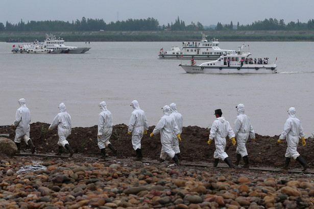 Rośnie bilans ofiar katastrofy promu na rzece Jangcy