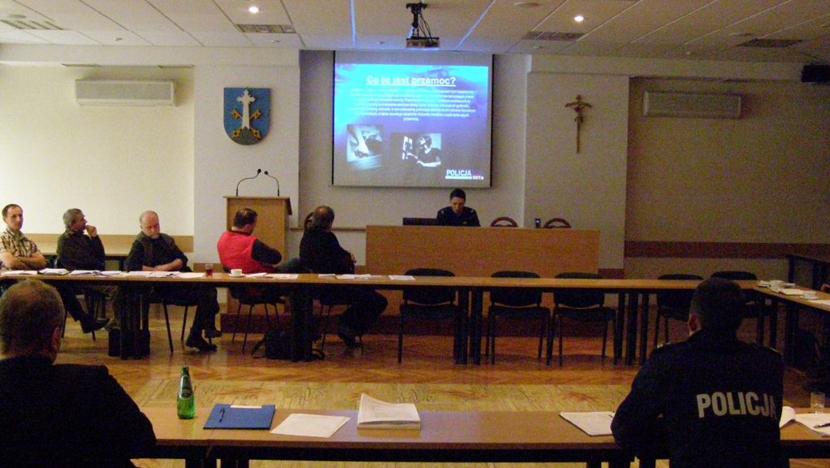 19 lutego w Urzędzie Miasta Zakopanego odbyła się debata społeczna zorganizowana przez Komendę Powiatową Policji w Zakopanem. Jej tematem było funkcjonowanie Zespołów Interdyscyplinarnych w ramach miejskich programów przeciwdziałania przemocy w rodzinie. Jej uczestnicy po burzliwych rozmowach nie doszli do porozumienia.