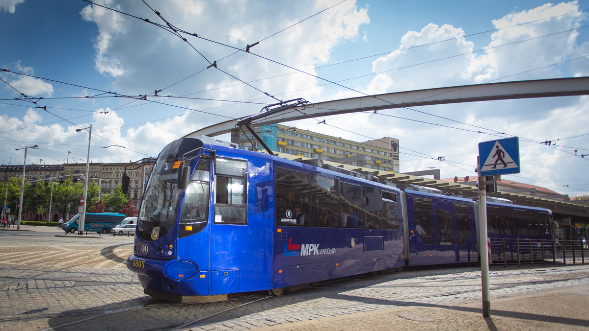 Jeszcze w tym roku wrocławskie MPK kupi trzy kolejne Moderusy Beta. Nowe tramwaje trafią do stolicy Dolnego Śląska na początku 2017 roku. Tymczasem już od kilku dni w mieście trwają testy nowego autobusu marki Mercedes Conecto LF G.