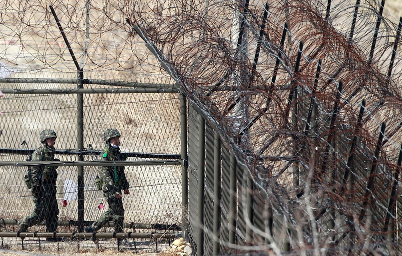 Strefa zdemilitaryzowana rozdziela obie Koree na szerokości 4 km i długości 238 k