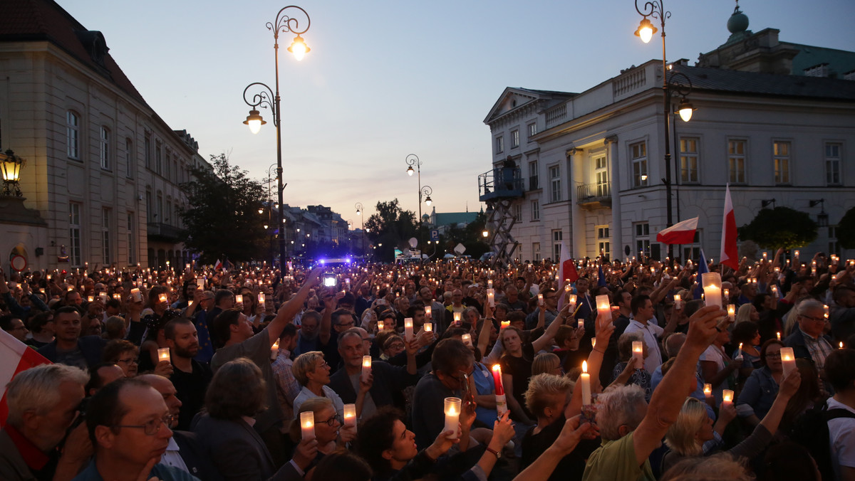 WARSZAWA PAŁAC PREZYDENCKI "ŁAŃCUCH ŚWIATŁA" (protestujący przed Pałacem Prezydenckim)