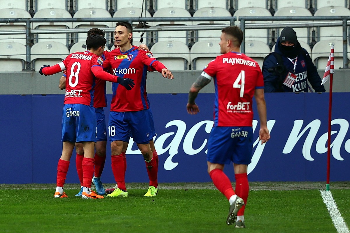 Radość piłkarzy zespołu Raków Częstochowa po strzeleniu gola przez Jakuba Araka (C) w półfinałowym meczu Pucharu Polski z drużyną Cracovia, na stadionie im. Józefa Piłsudskiego