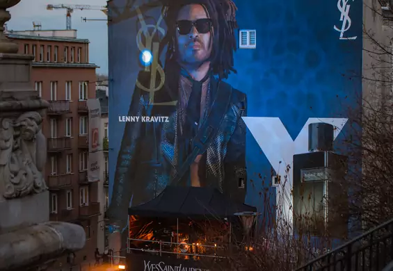"Żywy" mural stanął w Warszawie. Fisze Emade Tworzywo zagrał koncert na wysokościach