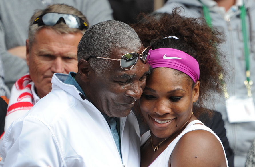 Serena Williams przytula swojego ojca Richarda po zwycięstwie w meczu finałowym z Agnieszką Radwańską podczas Wimbledonu w 2012 r.