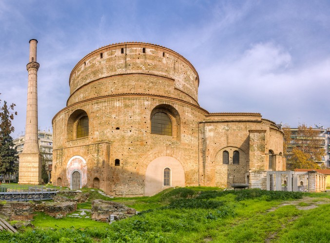 W Salonikach urodził się Mustafa Kemal Atatürk, tutaj też rozkwitał ruch Młodoturków. Swój wielonarodowy charakter miasto utraciło ostatecznie po zakończeniu II wojny światowej. Na zdjęciu: Rotunda sąsiadująca Łukowi Triumfalnemu. Rotunda (a właściwie Mauzoleum) została wybudowana ok. 304 roku i miał w niej spocząć cesarz Galeriusz. Jeszcze w IV wieku Mauzoleum zostało zamienione na kościół im. Św. Jerzego.