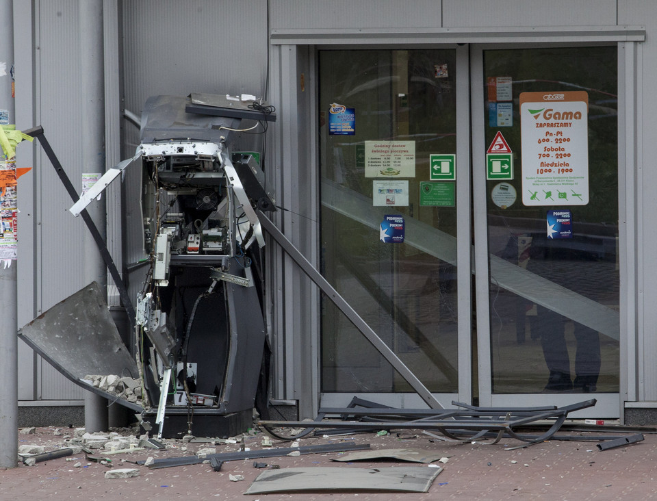 Zniszczony bankomat na ulicy Kazimierza Wielkiego
