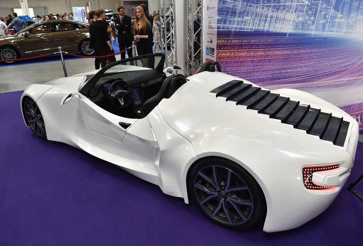 Dzięki zastosowaniu rozwiązania opracowanego w Wojskowej Akademii Technicznej wodór zgromadzony w zbiorniku „Premier” zamieniany jest na prąd elektryczny w ogniwie paliwowym z bardzo wysoką efektywnością.

<br><br> fot. (mr) PAP/Jacek Bednarczyk