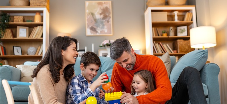 Zmiany w wypłatach 800 plus w grudniu. Aż dwa przelewy w połowie miesiąca