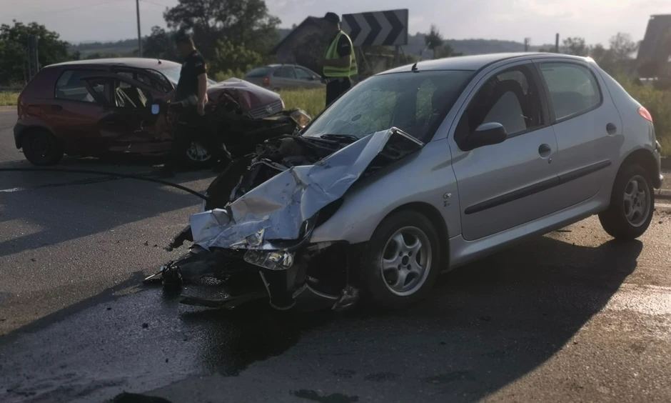 Vozači iz oba automobila povređeni i prevezeni u bolnicu