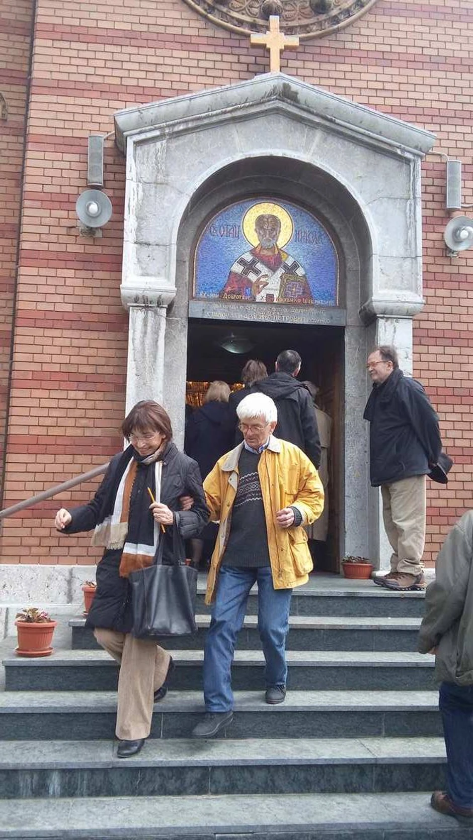 Glumica Rada Đuričin ispred kapele na Novom groblju