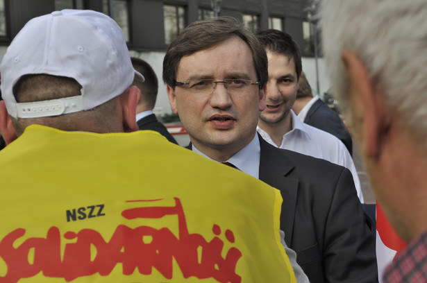 Nie wyszło z PiS, to uda się z narodowcami? Nowy plan Ziobry i ojca Rydzyka