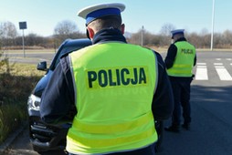 Policja. Policjanci podczas kontroli drogowej