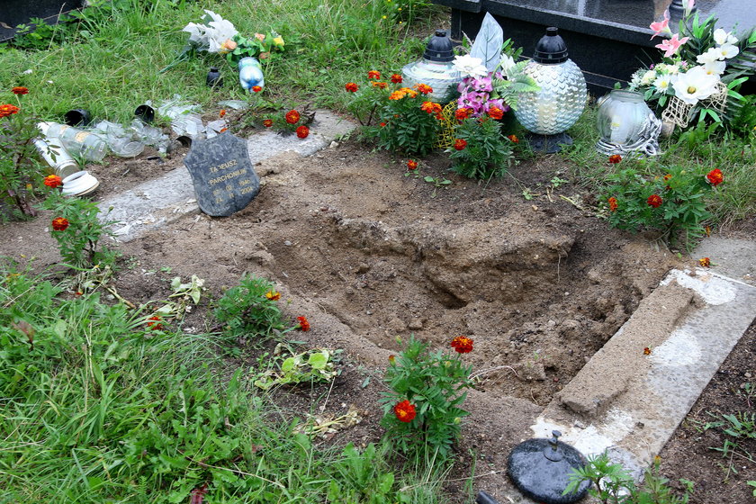 Zbeszczeszczony grób Tadeusza Parchoniuka