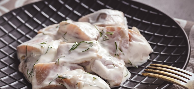 Śledzie biskupie. Tak ten przysmak na święta robi znakomity Remigiusz Rączka