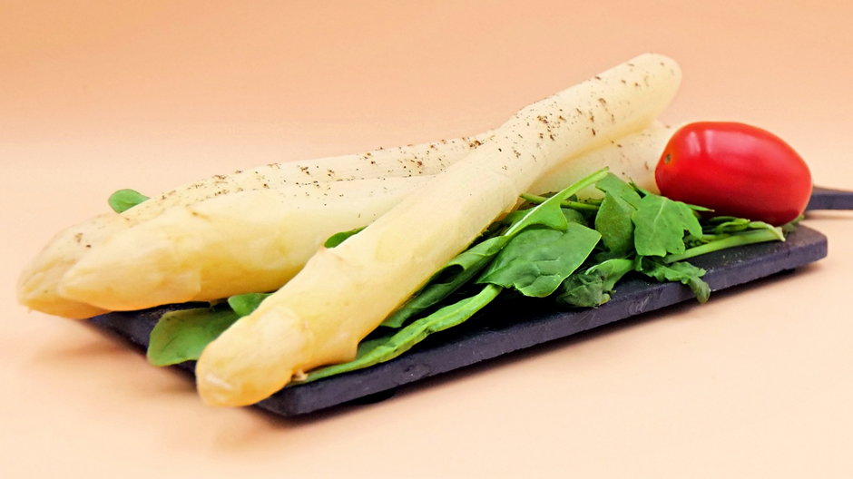 Poznaj lepiej białe szparagi, wyjątkowe warzywo, które łączy delikatny smak z bogactwem zdrowotnych korzyści i inspiruje kulinarną kreatywność na całym świecie.
