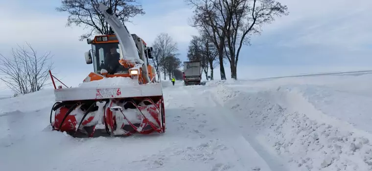 Pług wirnikowy w akcji. Drogowcy musieli sięgnąć po najcięższy sprzęt