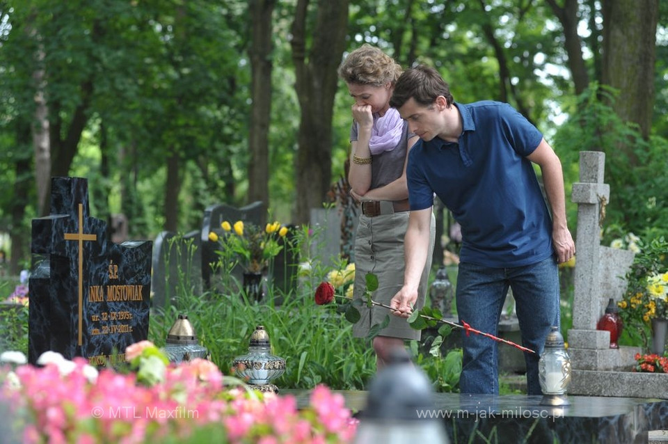 "M jak miłość": oświadczyny nad grobem