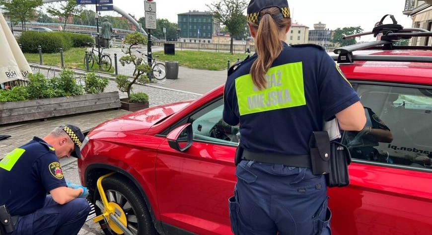 W środę, 26 lipca, przeprowadzono w terenie pierwszą kontrolę pojazdów, które zostały zaparkowane poza wyznaczonymi miejscami.