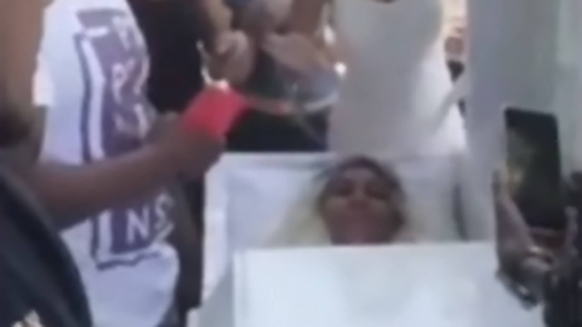 Žena je organizovala probu svoje sahrane i naterala najbliže da plaču za njom dok živa leži u kovčegu