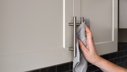 Nasącz tym szmatkę i przetrzyj szafki kuchenne! Będą lśniły i pożegnasz tłuste plamy na dobre