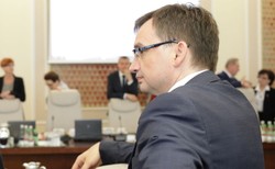 Postawili błędną diagnozę i wybrali nieprawidłowy sposób leczenia? Wraca sprawa lekarzy ojca Zbigniewa Ziobry