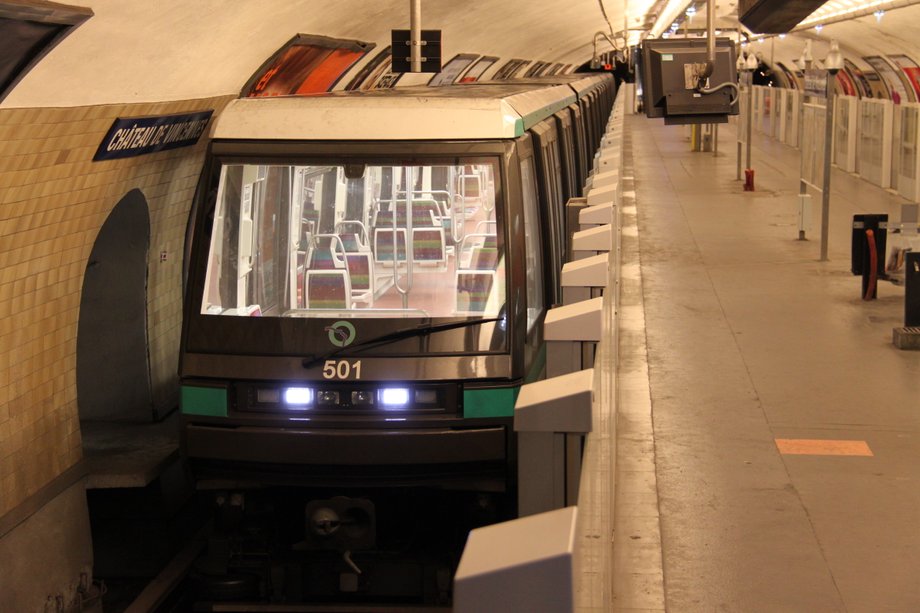 Paryskie metro ma 16 linii. Pierwszą z nich oddano w 1900 roku. Po 112 latach została całkowicie zautomatyzowana - od 2012 roku obsługują ją pociągi bez maszynisty