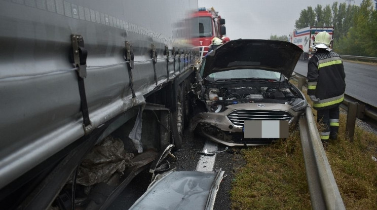 A balesetben a személyautó sofőre és utasa is megsérült / Fotó: police.hu