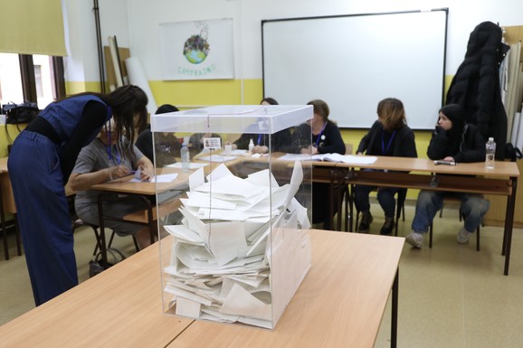 Ko pobeđuje na lokalnim izborima u 10 opština? Reporteri na licu mesta, gosti u studiju