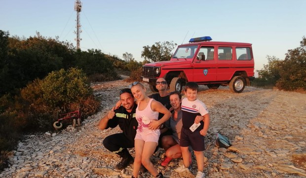 Vatrogasci nosili devojku da vidi zalazak Sunca