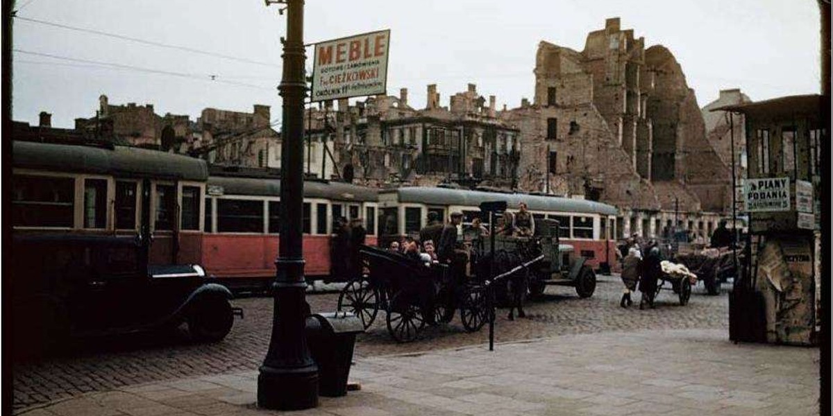 Zburzona Warszawa w kolorze. Niesamowite zdjęcia i film