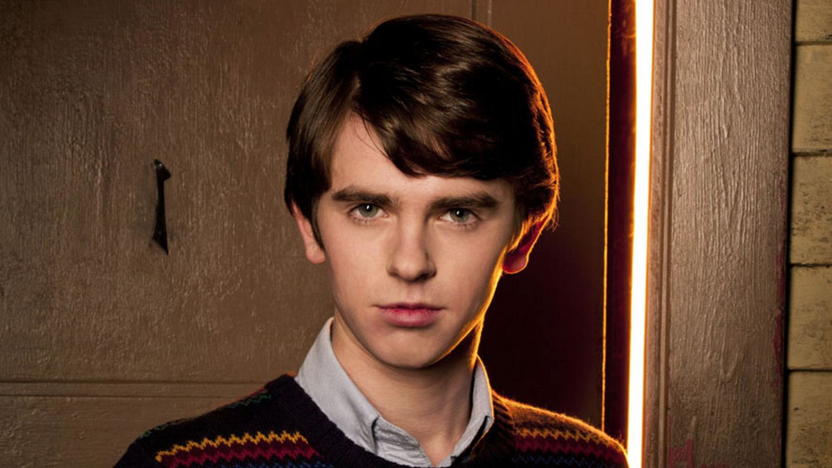 Freddie Highmore, brytyjski aktor filmowy, telewizyjny i dubbingowy. Urodził się 14 lutego 1992 roku w Londynie. Na uniwersytecie w Cambridge studiował język arabski.