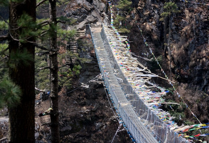 Wiszący most nad przepaścią. Wrażenia ze spaceru - bezcenne