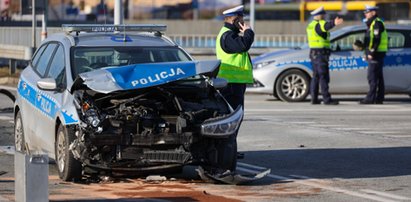 Policjanci jechali do wypadku. Uderzyli w bmw