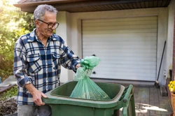 Seniorzy zapłacą mniej za wywóz śmieci. Ale nie tylko. Kto jeszcze może się ubiegać o zniżkę?