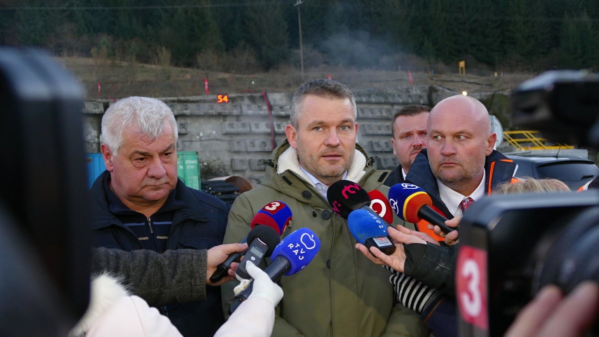 Arpád Érsek, Peter Pellegrini a bývalý riaditeľ Národnej diaľničnej spoločnosti Ján Ďurišin po výjazde k tunelu Višňové v decembri 2018