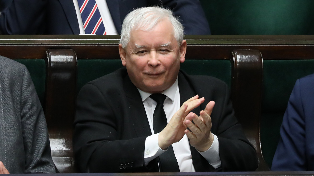 Nagrody dla ministrów rządu PiS to absolutnie nie jest żaden skandal - podkreślił prezes PiS Jarosław Kaczyński. Jak dodał, "mamy do czynienia z legalnymi nagrodami za ciężką pracę".