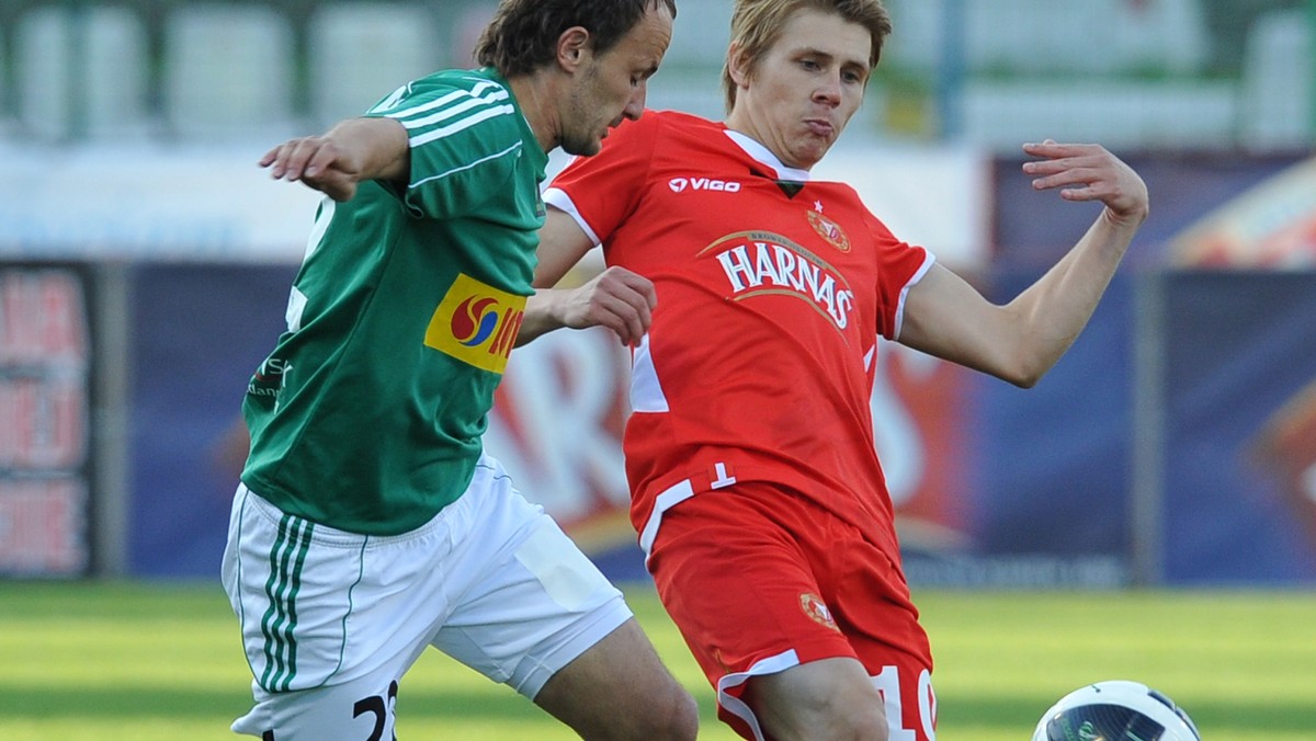 Widzew Łódź, niespodziewanie walczący o europejskie puchary na koniec sezonu, pokonał na własnym stadionie znajdującą się w czołówce ligi Lechię Gdańsk 1:0 (1:0) po golu najlepszego w ostatnich dniach swego klubu, Piotra Grzelczaka.