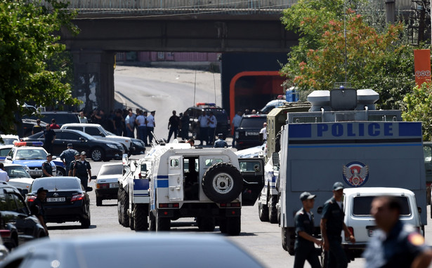 Napastnicy wtargnęli na teren komisariatu po staranowaniu ciężarówką bramy wjazdowej, a następnie wdali się w wymianę ognia z policją