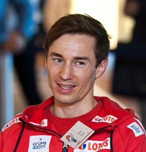 Kamil Stoch, skoczek narciarski, reprezentant Polski i czterokrotny olimpijczyk. Trzykrotny indywidualny mistrz olimpijski (dwa tytuły w 2014 i jeden w 2018), drużynowy brązowy medalista olimpijski z 2018 r., indywidualny mistrz świata z 2013 r., drużynowy mistrz świata z 2017 r., dwukrotny drużynowy brązowy medalista mistrzostw świata (2013 i 2015 r.), indywidualny srebrny i drużynowy brązowy medalista mistrzostw świata w lotach narciarskich z 2018 r.