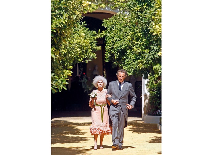 Księżna Alby Cayetana Fitz-James Stuart i jej świeżo poślubiony mąż Alfonso Diez Carabantes w pałacu Duenas