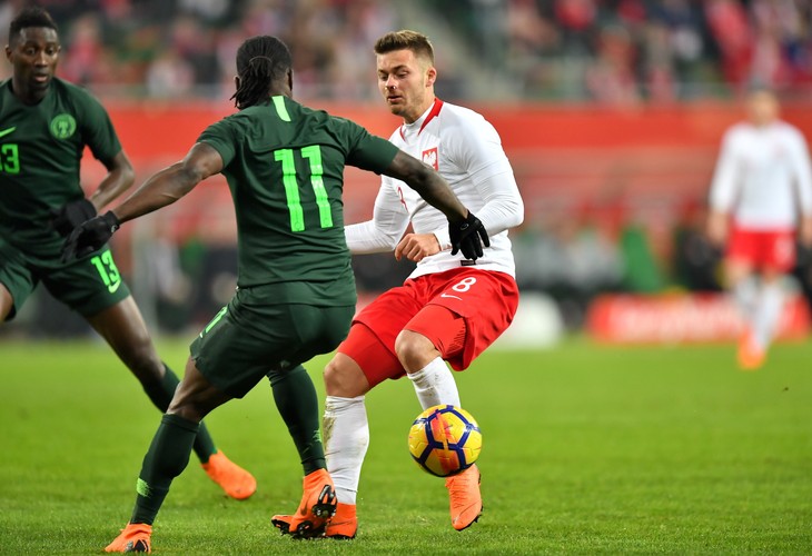 Karol Linetty (P) i Victor Moses (L)