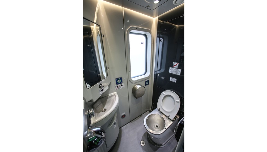 Toaleta w elektrycznym zespole trakcyjnym serii 45 WE Impuls <br><br>
fot. (cat) PAP/Leszek Szymański