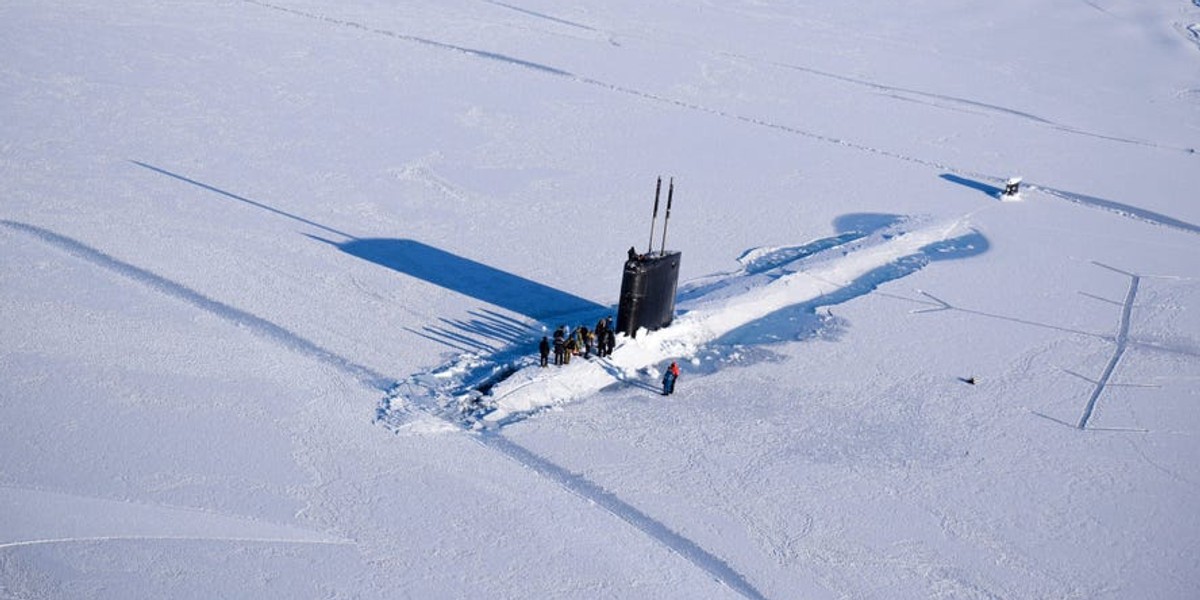 Amerykańska łódź podwodna klasy Los Angeles USS "Hartford" wynurza się w okolicach bazy zimowej Sargo w trakcie ćwiczeń wojskowych Ice Exercise, 15 marca 2016 r.