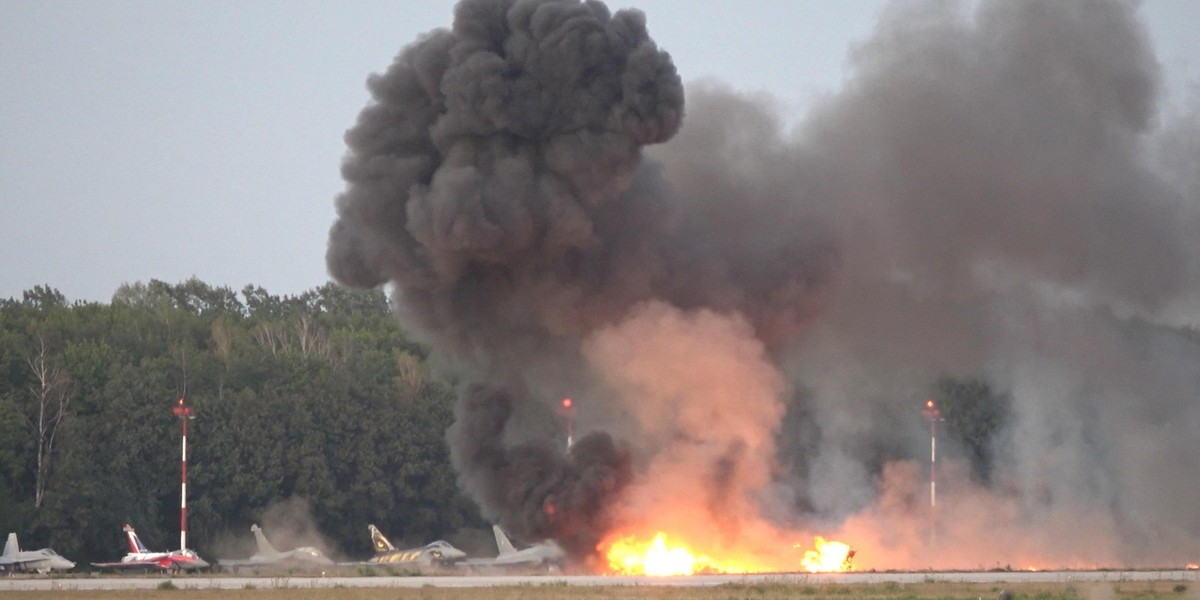 Przeczesali pas lotniska i okoliczną zieleń po katastrofie F-16 w Radomiu. Żołnierze szli tyralierą.