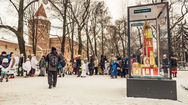 Krakowskie szopki to ewenement na skalę światową. Mieszają elementy baśniowe z symboliką bożonarodzeniową. Możemy je podziwiać w wielu miejscach Krakowa.