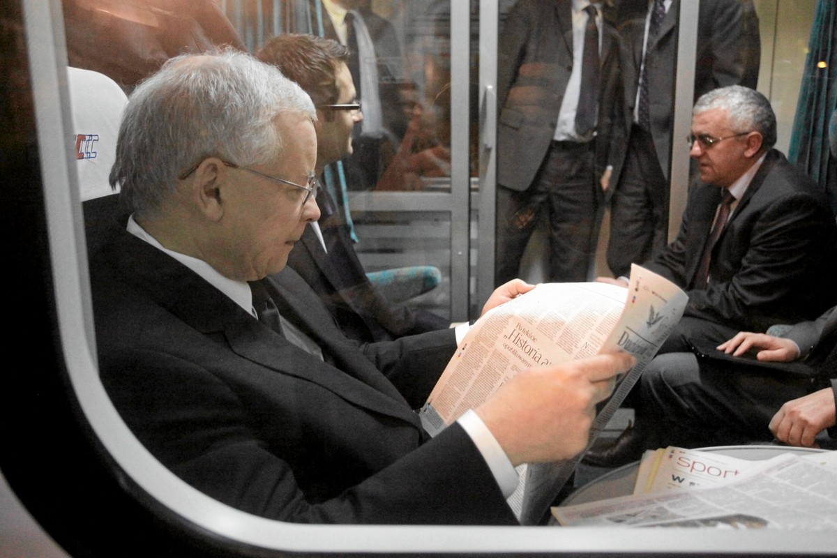 Jarosław Kaczyński. Na drugim planie Adam Lipiński