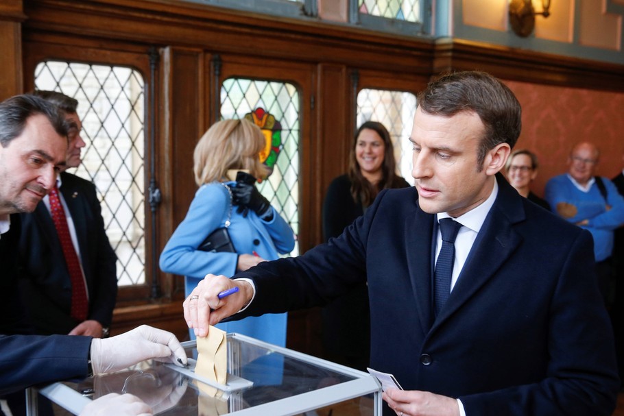 Wybory samorządowe we Francji mimo epidemii koronawirusa. Emmanuel Macron mówi o sobie, że jest gwarantem demokracji i zdrowia obywateli.