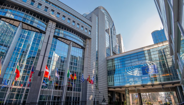 PE wstrzymuje ratyfikację umowy UE–USA. Zmiana stanowiska kluczowej frakcji